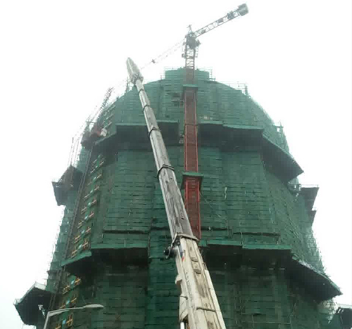 绛县吊车在工地上作业